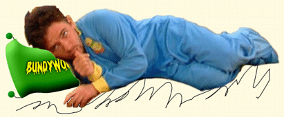 Bud Bundy liegt in Babysachen auf einem grnen Kissen auf diesem steht  Bundyworld.
